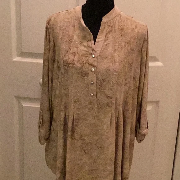 🌻NWT Gorgeous New Directions NWT Closet Must Have 2X Top So Much Fun to Wear 🌻 - Picture 3 of 8